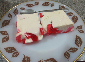 Una foto de Gelatina de fresas con queso crema