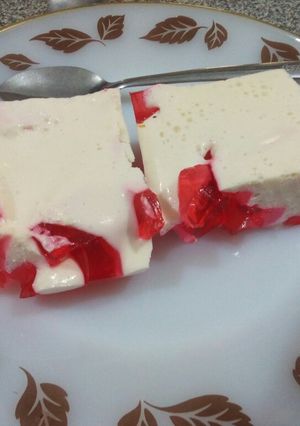 Una foto de Gelatina de fresas con queso crema