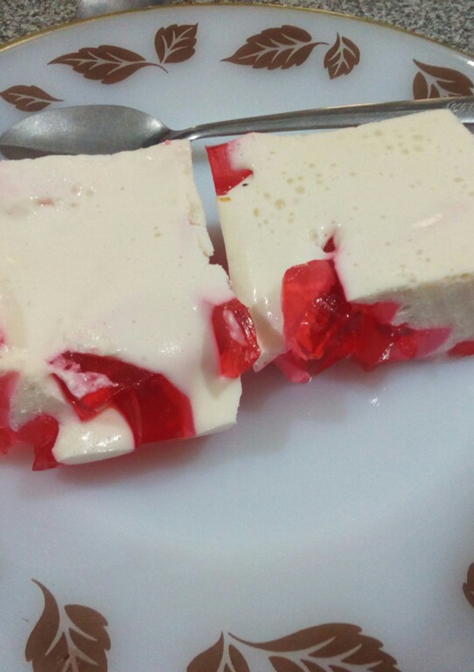 Una foto de Gelatina de fresas con queso crema