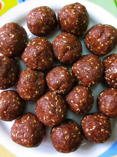 தமிழ்நாடுகேழ்வரகுமாவுலட்டு(சிமிலி) (kelvaragu maavu laddu Recipe in Tamil) செய்முறை முக்கிய புகைப்படம்