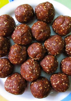 தமிழ்நாடுகேழ்வரகுமாவுலட்டு(சிமிலி) (kelvaragu maavu laddu Recipe in Tamil) செய்முறை முக்கிய புகைப்படம்