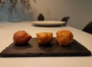 Una foto de Buñuelos de vieira rellenos de espuma de seta camagroc