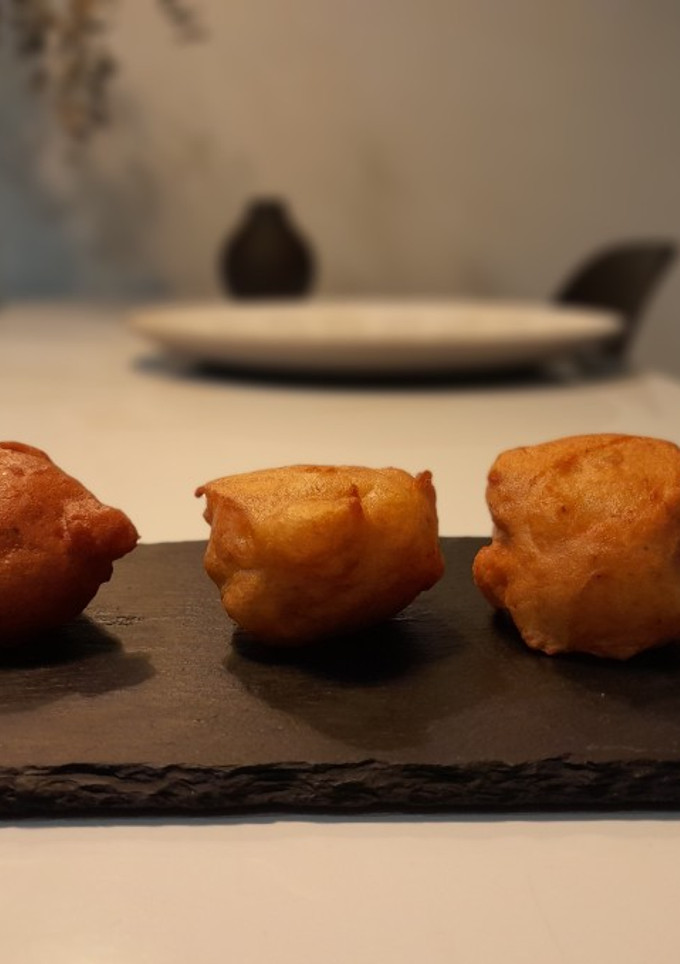 Una foto de Buñuelos de vieira rellenos de espuma de seta camagroc