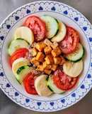 Ensalada plato completo de pepino, tomate, mozzarella, tofu al pimentón, enriquecida con gomashio 🥗