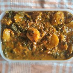 A picture of Aloo-Palak nu Shaak.
