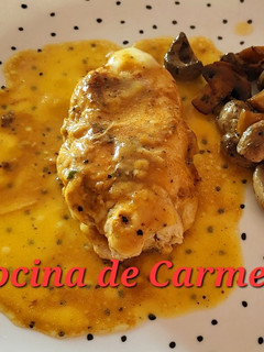 Una foto de Pechugas de pollo rellenas de queso con champiñones