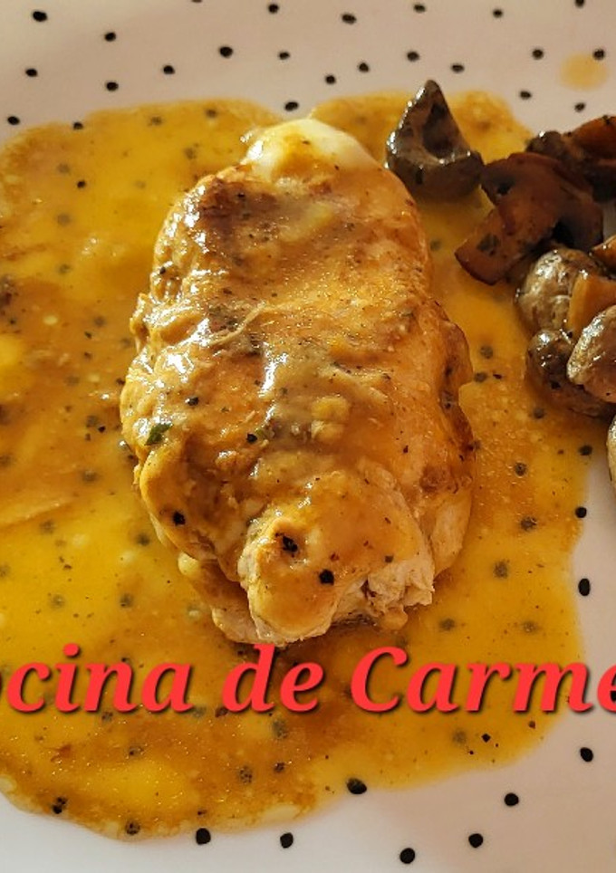 Una foto de Pechugas de pollo rellenas de queso con champiñones