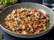 Una foto de ensalada de sardina