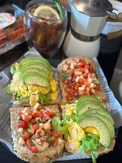 รูปของ แซนวิชไข่คนอะโวคาโด้ 🥑🍳& ซัลซ่าผลไม้🍎🍓