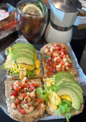 รูปของ แซนวิชไข่คนอะโวคาโด้ 🥑🍳& ซัลซ่าผลไม้🍎🍓