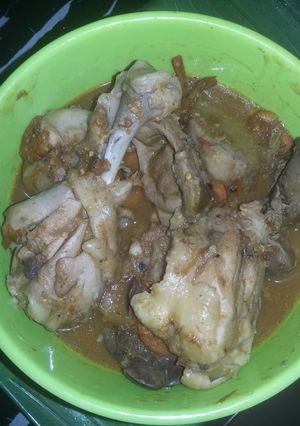 A picture of Chicken peppersoup and yam.