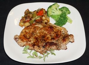 Una foto de Chuletas de chancho al orégano con papas salteadas y brócoli