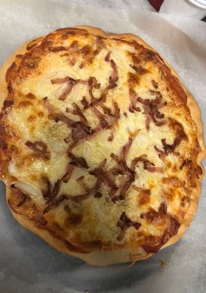 Una foto de Pizza carbonara
