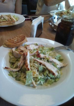 Una foto de Cesar salad chiken 🍛