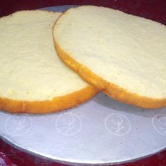 A picture of Fluffy vanilla sponge cake.