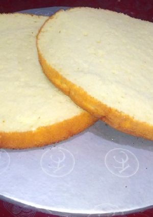 A picture of Fluffy vanilla sponge cake.