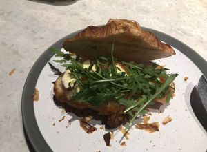 Una foto de Croissant Sándwich 🥪 + Salmón
