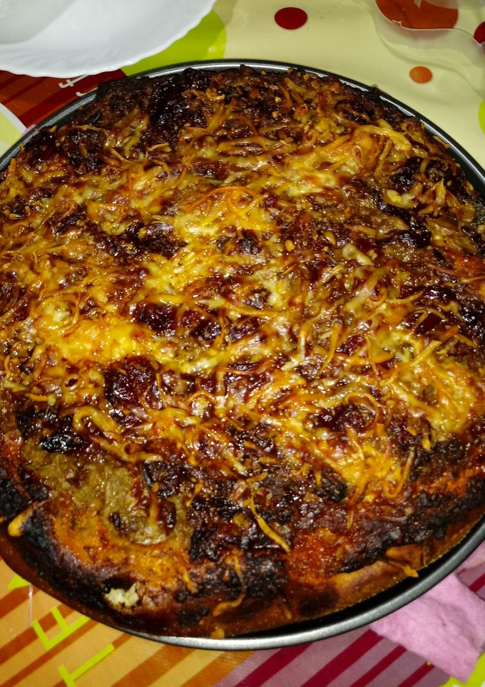 Una foto de Pizza de kebab de cerdo con champiñones