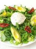 Ensalada de rúcula, canónigos, aguacate, tomates secos y queso mozzarella de búfala