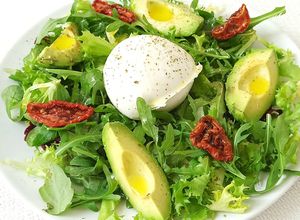 Foto principal de Ensalada de rúcula, canónigos, aguacate, tomates secos y queso mozzarella de búfala