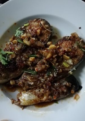 Hình của món Cá kho rặt xóc tỏi.