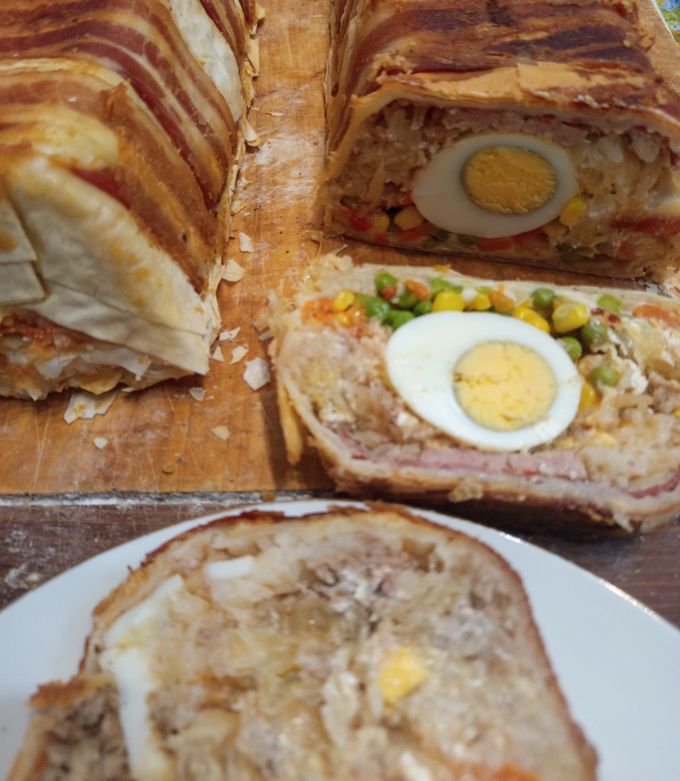 Tésztába sült zöldség és tojás recept fotója