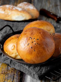 A picture of Light Brioche Burger Buns - Vỏ Burger Brioche Lạt.