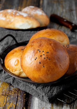 A picture of Light Brioche Burger Buns - Vỏ Burger Brioche Lạt.