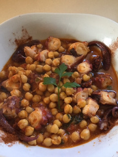 Una foto de Pulpo con garbanzos