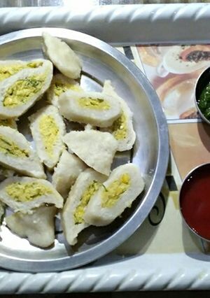 A picture of Rice pitha with chana dal stuffing.