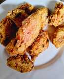 Alitas y muslitos de pollo fritos