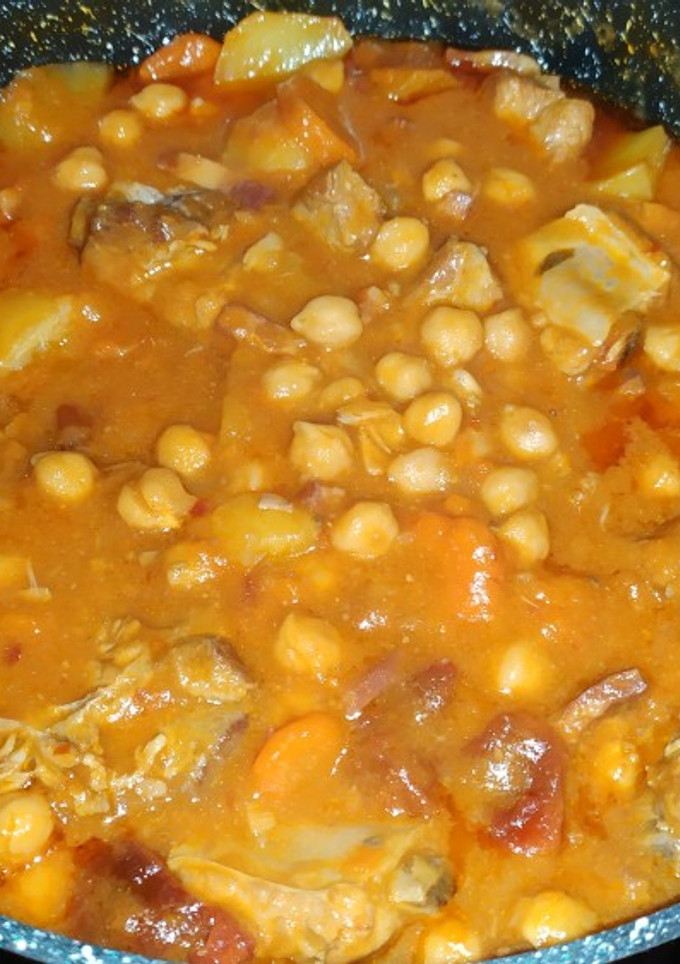 Una foto de Potaje de Garbanzos y costilla