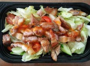 Hình của món Eat clean: Thịt ba chỉ áp chảo, xà lách, dưa leo, cà chua bi.