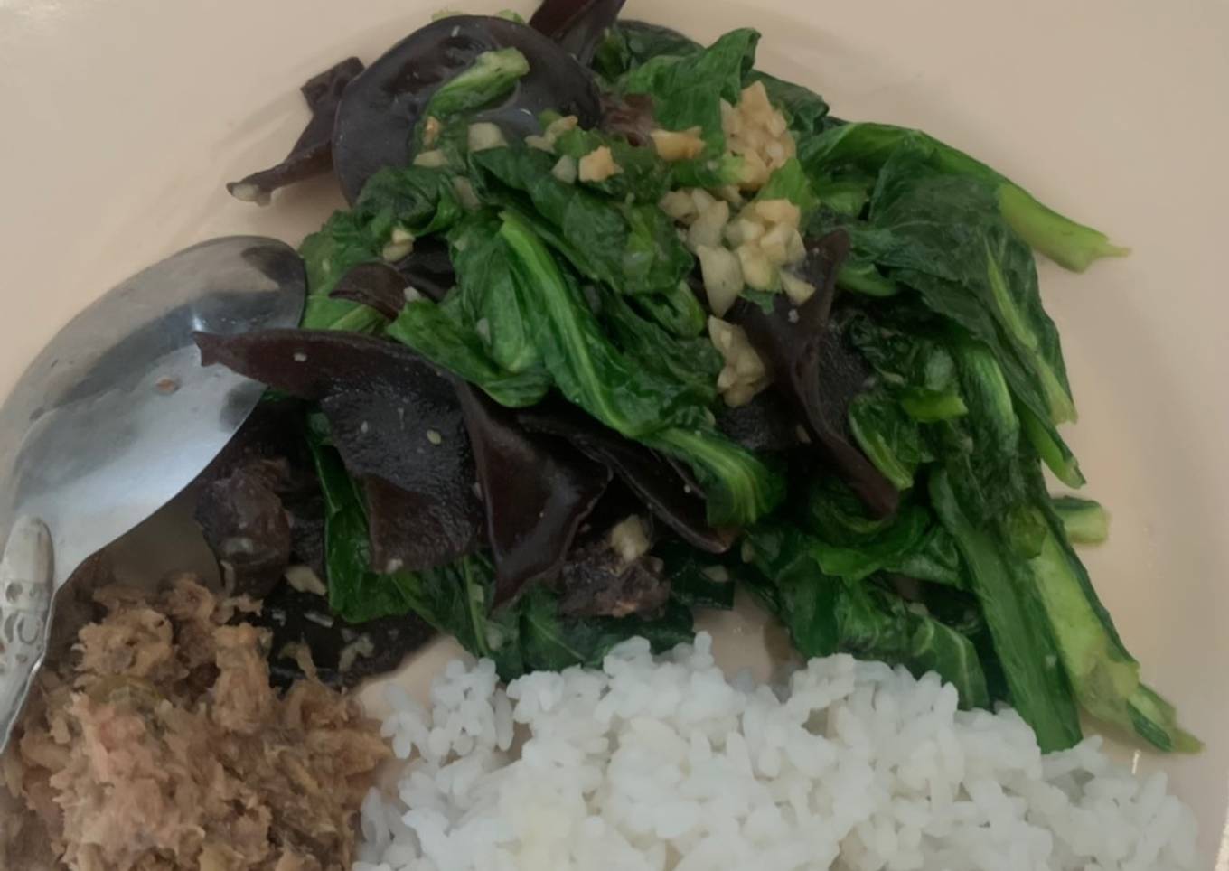 Bagaimana Membuat Tumis Ceciwis dan Jamur Kuping yang Lezat Sekali