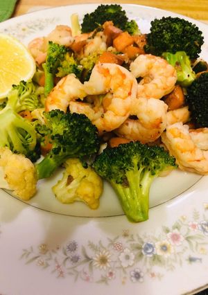 Una foto de Salteado de camarones y vegetales