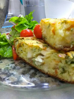 Una foto de Fainá de queso, pollo y ensalada
