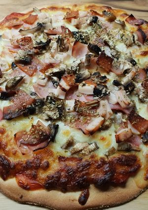 Una foto de Pizza de jamón, bacon y champis sin gluten