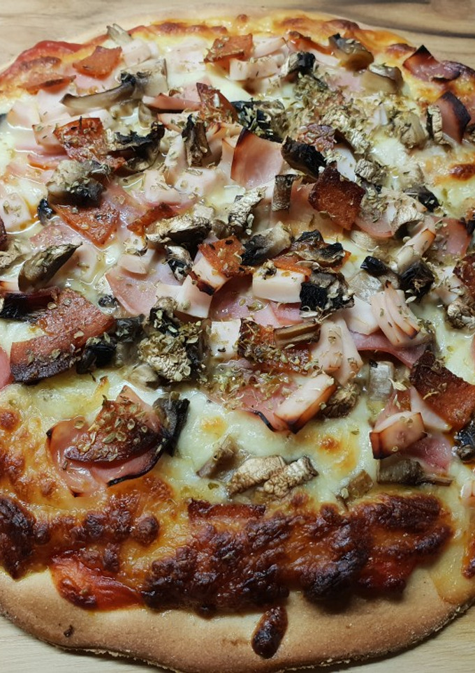 Una foto de Pizza de jamón, bacon y champis sin gluten