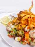 Salpicón de mariscos con crujiente de boniato