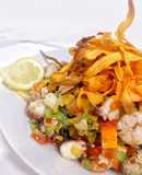 Salpicón de mariscos con crujiente de boniato
