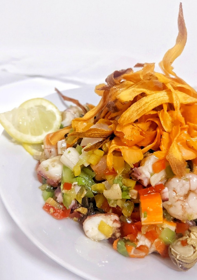 Una foto de Salpicón de mariscos con crujiente de boniato