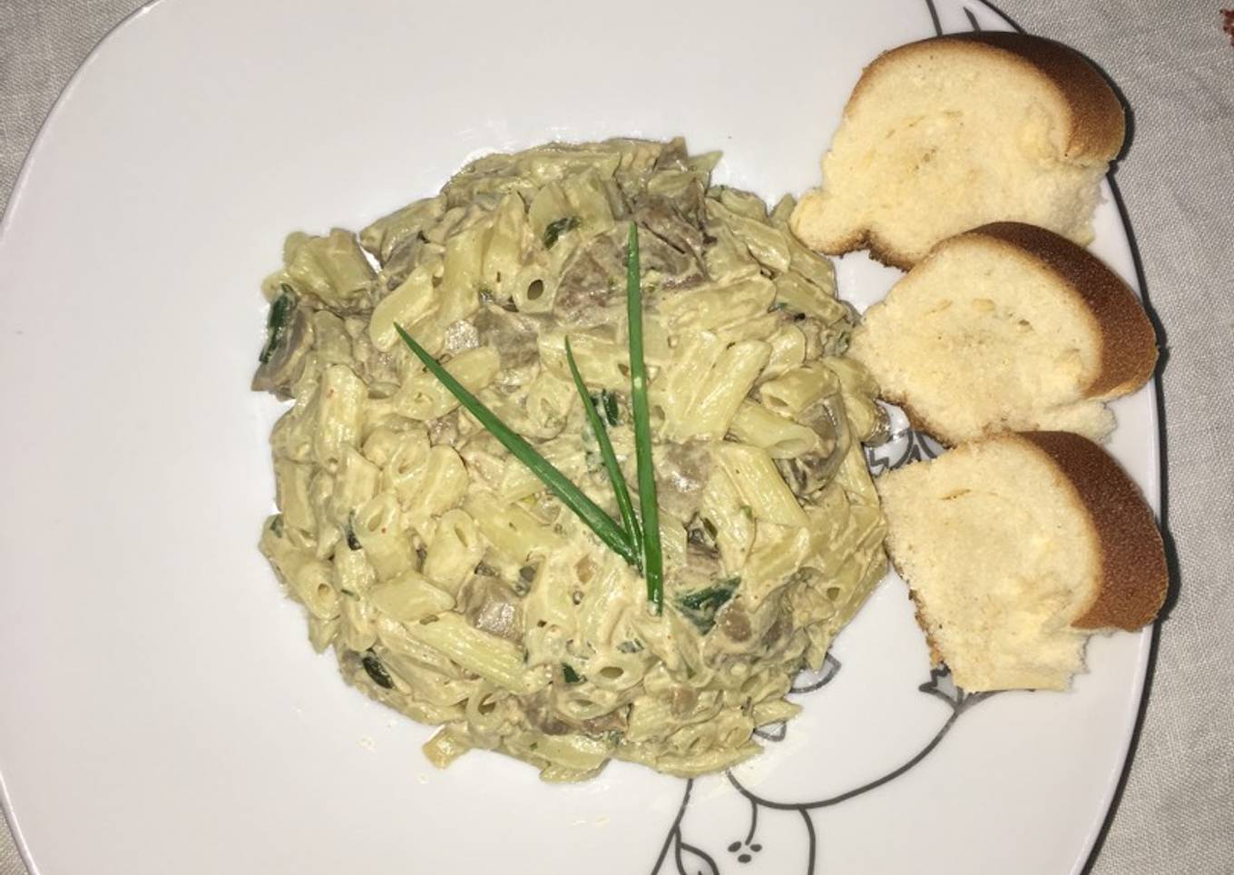 Macarrones con carne champiñones y crema