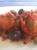 Baccalà con Cipolle, Pomodori Freschi, Olive Nere e Capperi