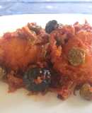 Baccalà con Cipolle, Pomodori Freschi, Olive Nere e Capperi