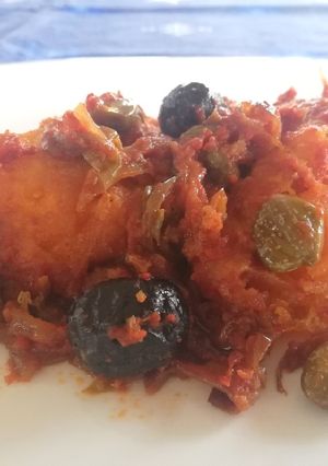 Foto di Baccalà con Cipolle, Pomodori Freschi, Olive Nere e Capperi