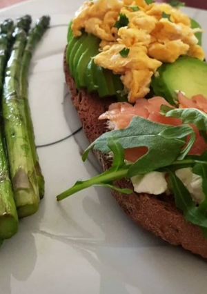 Foto de Bruscheta de Salmão, Ovo, Abacate e Feta