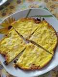 Omletă pufoasă cu castraveți tăiați ușor și puțin ulei de măsline