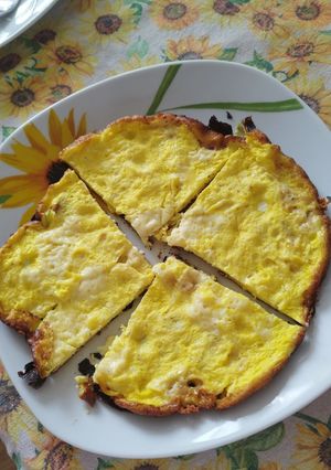 O poză a rețetei Omletă pufoasă cu castraveți tăiați ușor și puțin ulei de măsline.