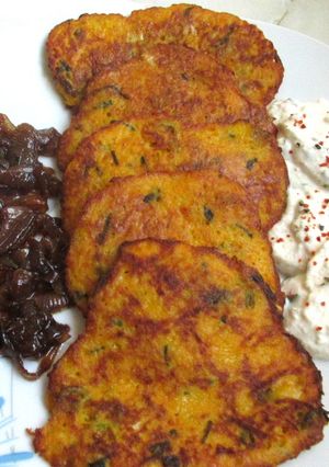 Sütőtökös tócsni karamellizált hagymával recept fotója