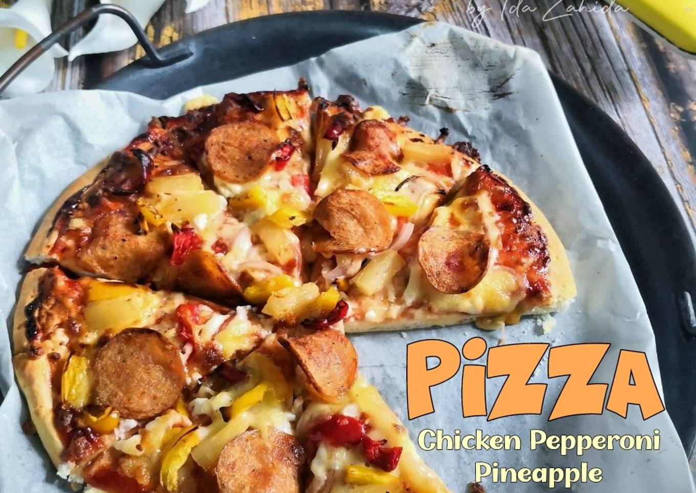 Pizza dengan ayam dan pepperoni dengan nanas
